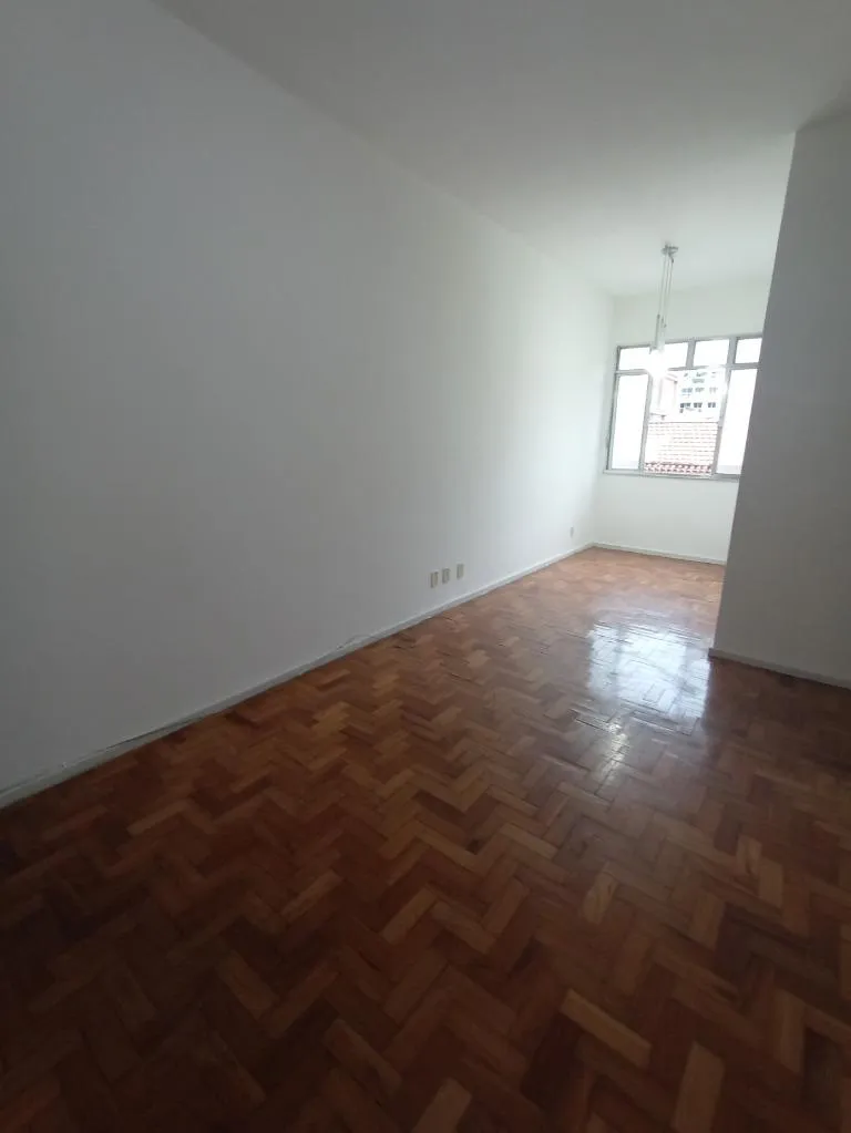 Wood or laminate floors in a one-bedroom apartment, 62 m² — photo 3