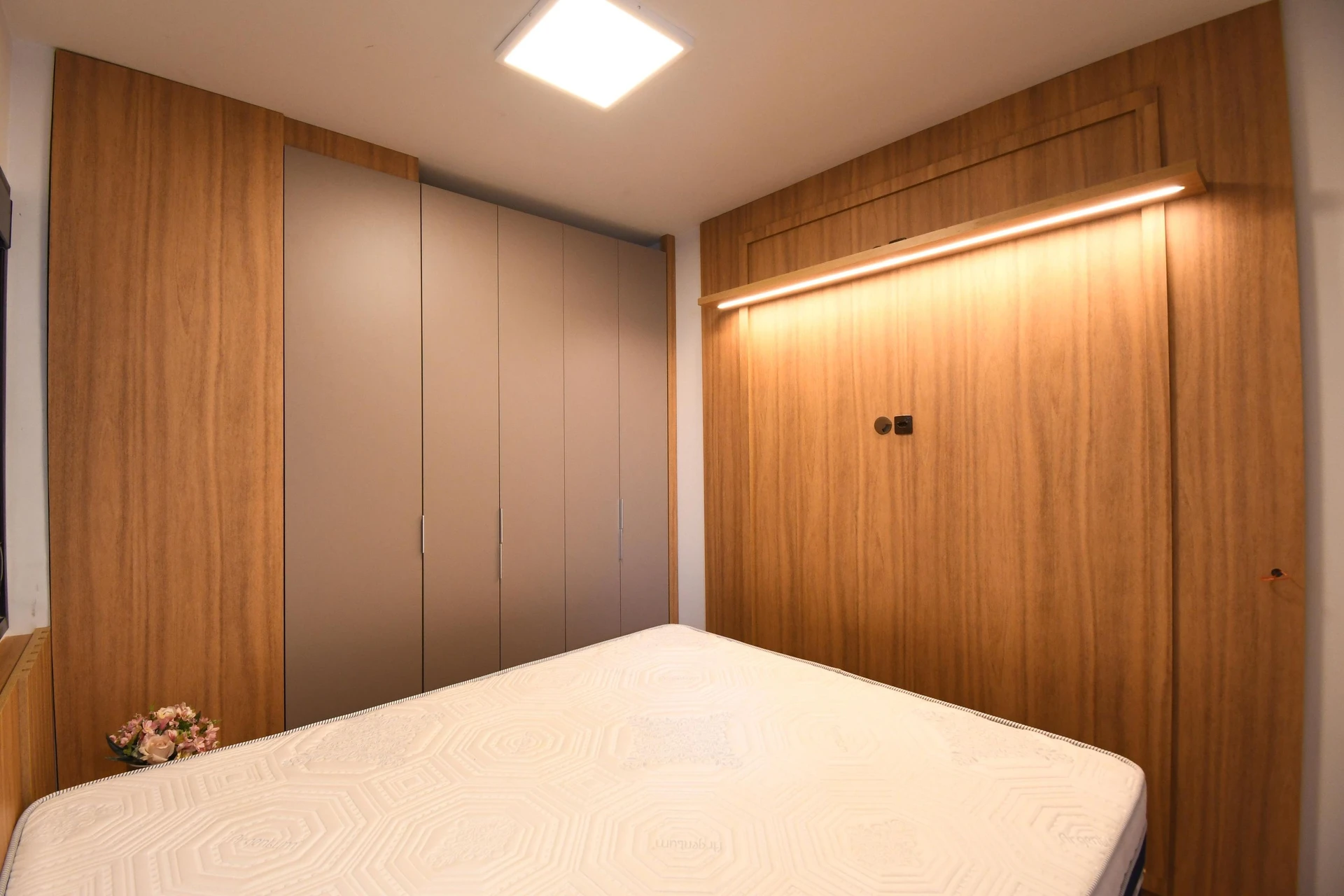 2-bedroom apartment with wood or laminate floors in Curitiba — photo 6