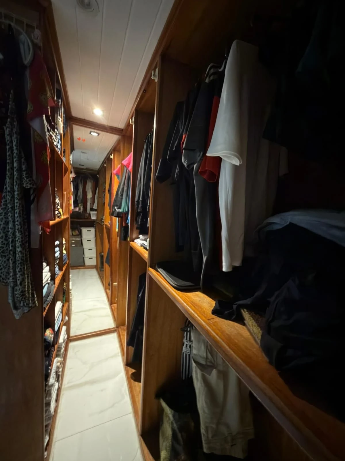 Walk-in closet in a 3-bedroom apartment, 230 m² — photo 12
