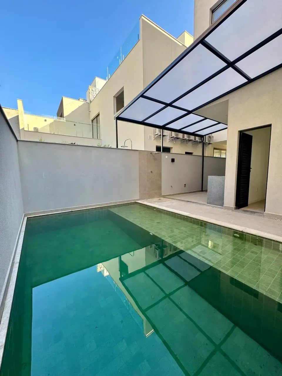 4-bedroom house with open-plan kitchen and 5 bathrooms — photo 4