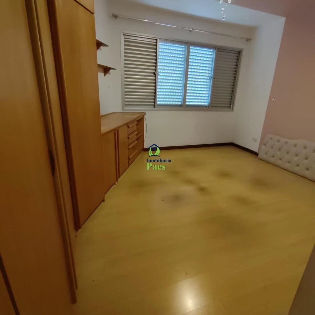 Рабочее место и 2 спальни: квартира 200 м²