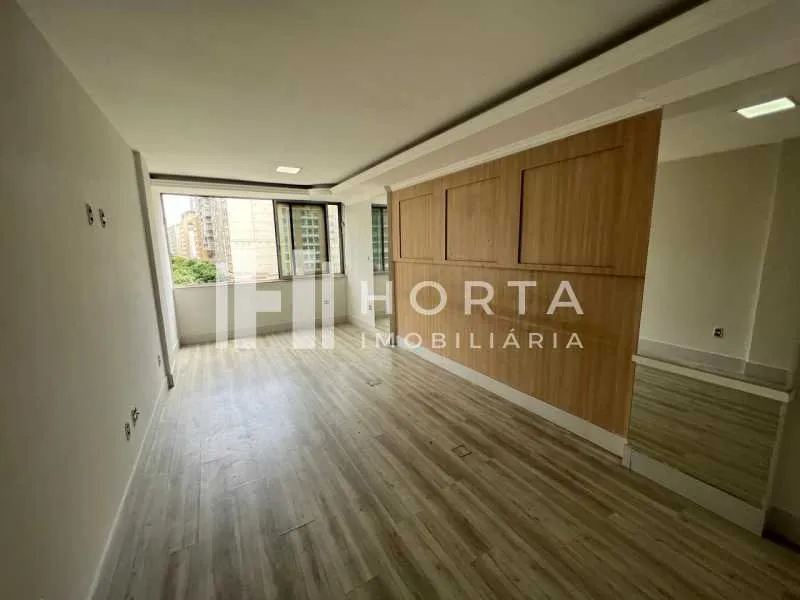 Studio on the 7th floor with wood or laminate floors — photo 12