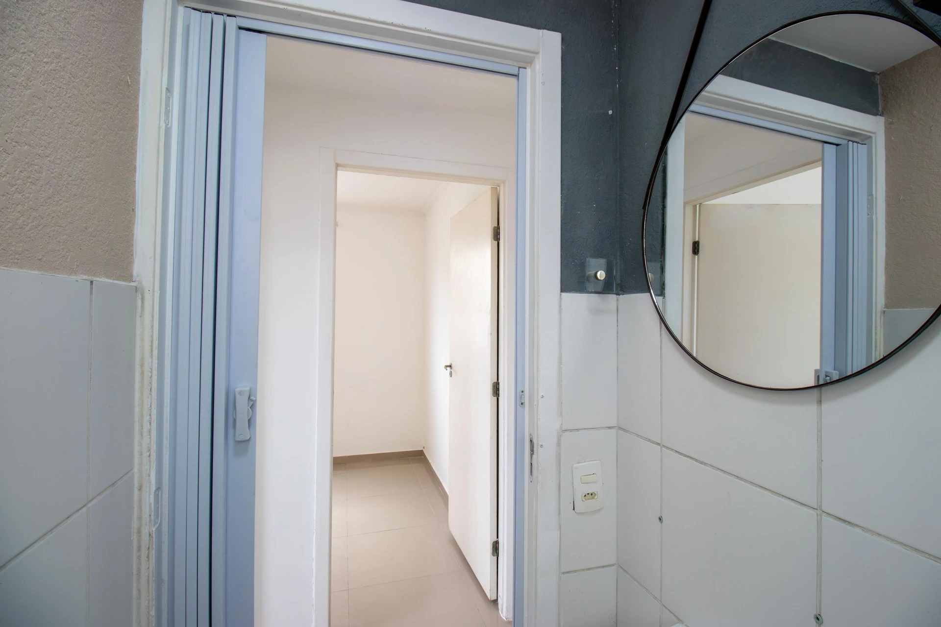 2-bedroom apartment in a building with a gym — photo 5
