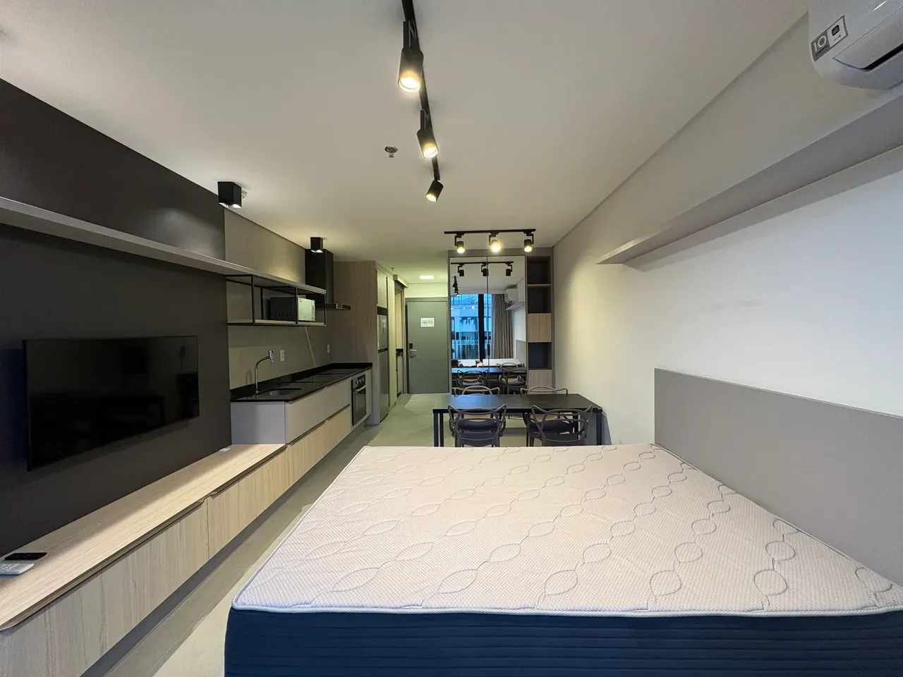 Furnished studio with an open-plan kitchen and A/C — photo 3