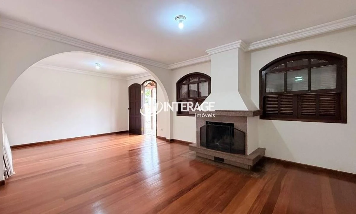 Wood or laminate floors in a 4-bedroom house, 200 m² — photo 6