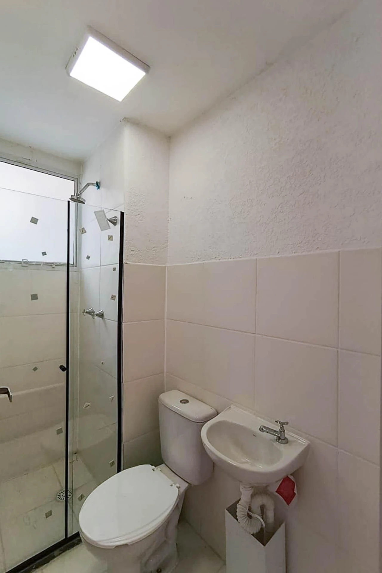 Unfurnished 2-bedroom apartment with 1 parking spot and closed kitchen