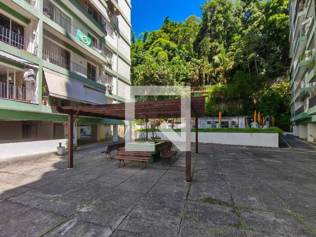 Furnished 4-bedroom apartment with balcony — photo 58