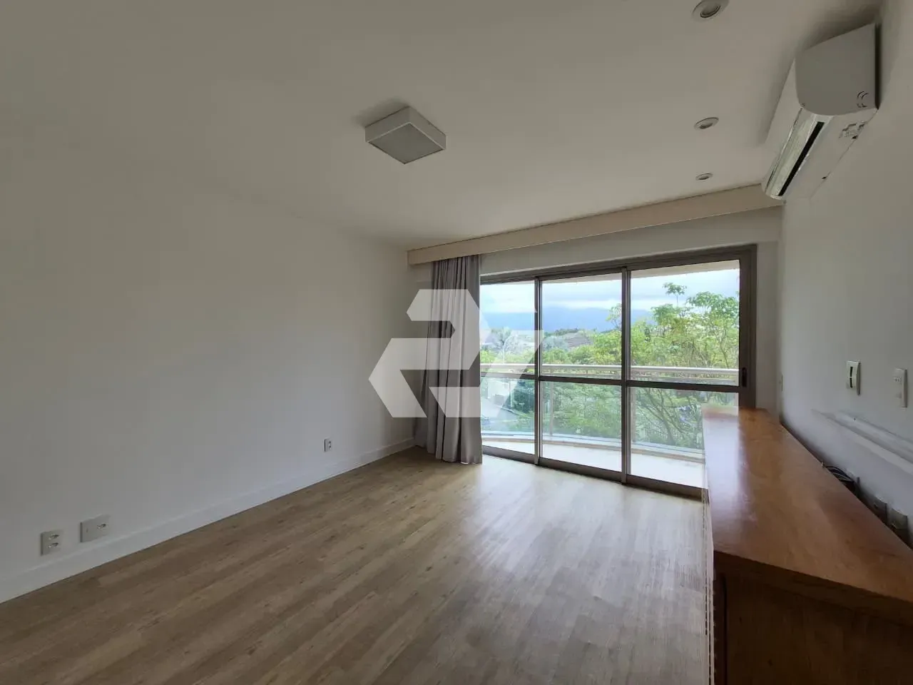 4-bedroom apartment with an enclosed glass balcony — photo 34