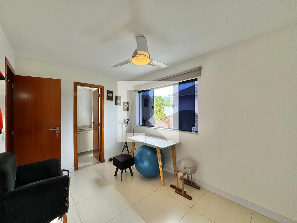 138 m² house with a home office and a walk-in closet — photo 15