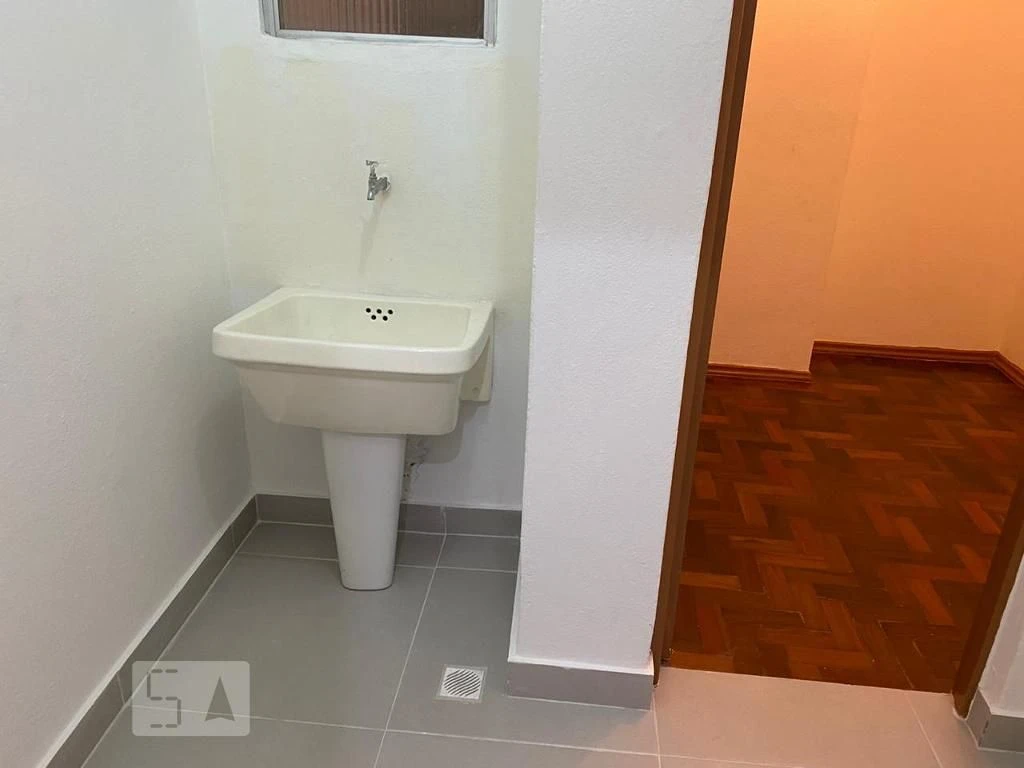 Wood or laminate floors in a 2-bedroom apartment, 78 m² — photo 3