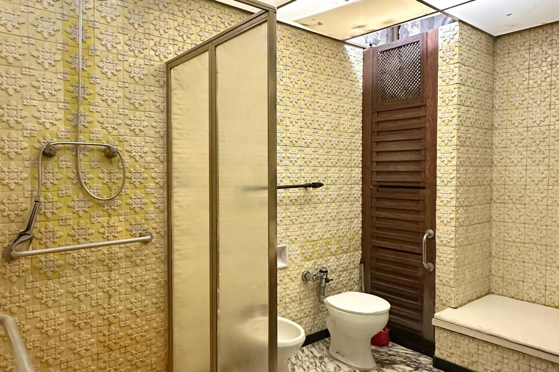 Bathtub in a 4-bedroom apartment, 290 m² — photo 54