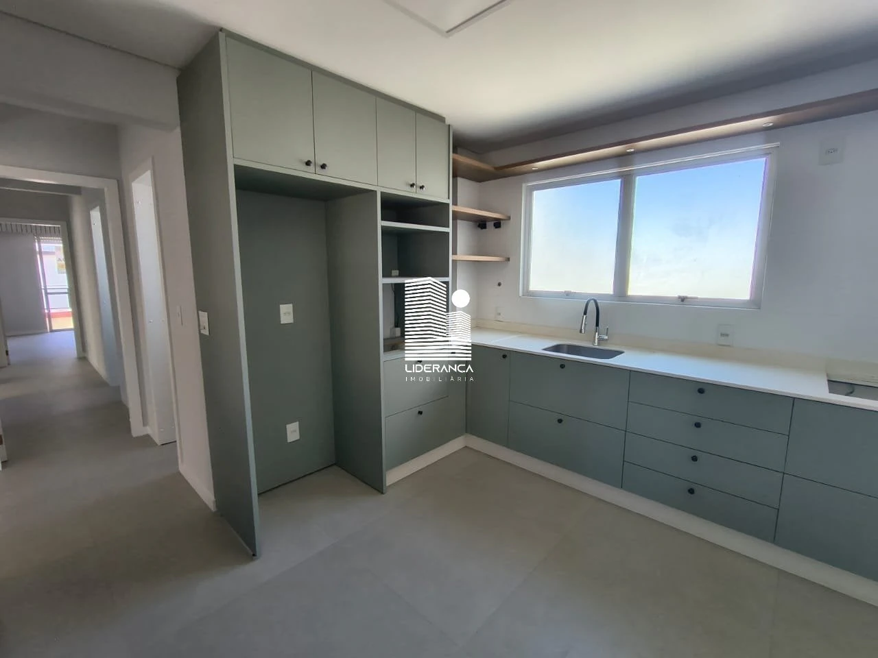3-bedroom apartment with a home office — photo 2