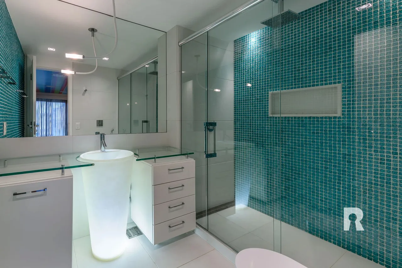 4-bedroom apartment with 5 bathrooms and enclosed balcony — photo 16