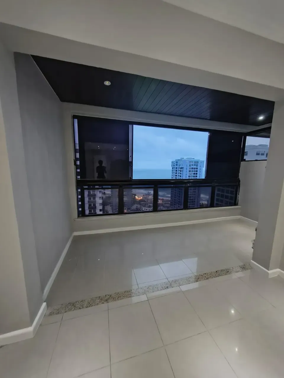 3-bedroom apartment with 3 bathrooms and glass balcony — photo 3