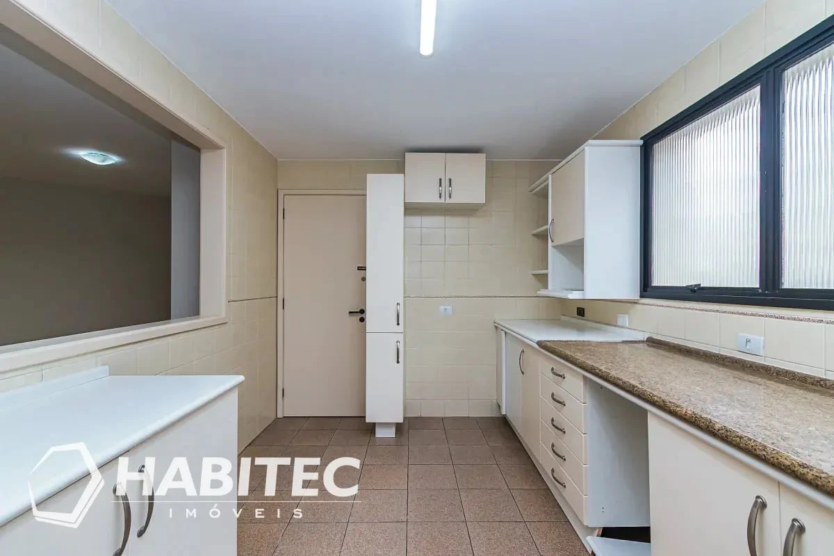 3-bedroom apartment with wood or laminate floors — photo 13