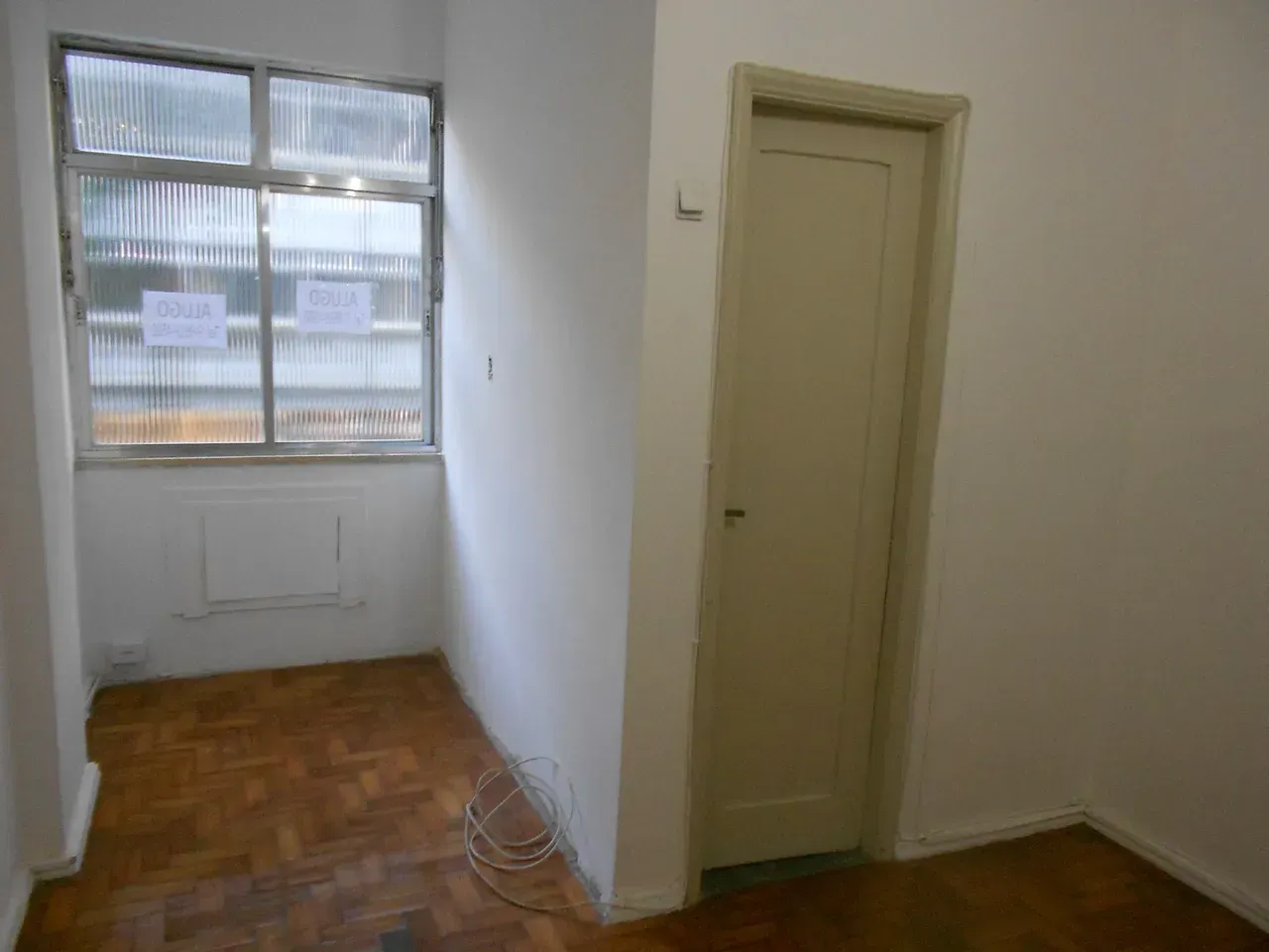 Unfurnished studio with 1 bedroom and wood floors — photo 3