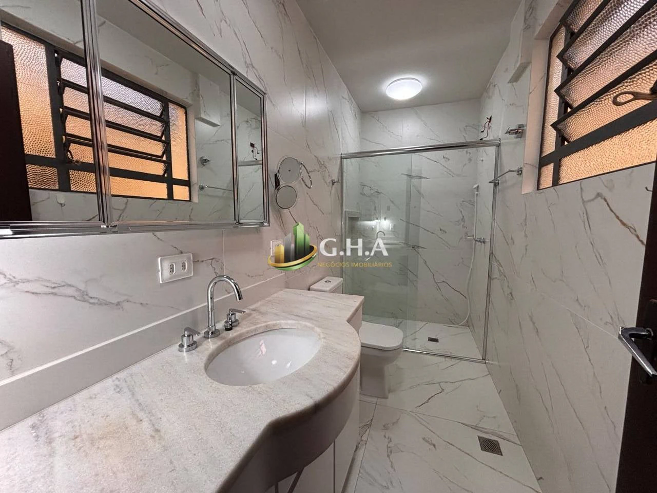 Sobrado com 6 dormitórios e guarda-roupas embutidos — photo 29