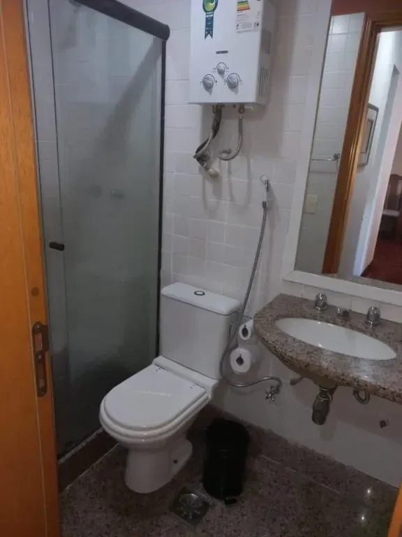 Furnished 1-bedroom apartment with glassed-in balcony — photo 33