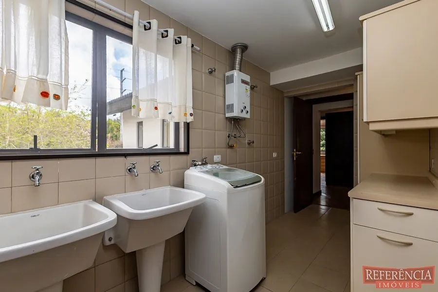 Condo house with 3 bedrooms and a closed kitchen — photo 32