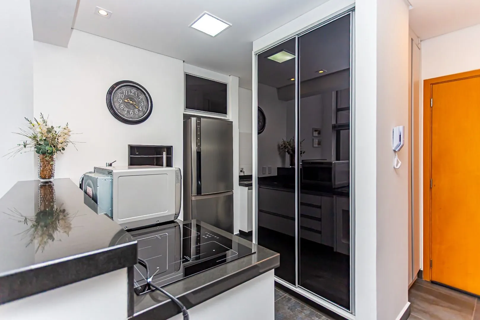 78 m² apartment with floor-to-ceiling windows and a bathtub — photo 2