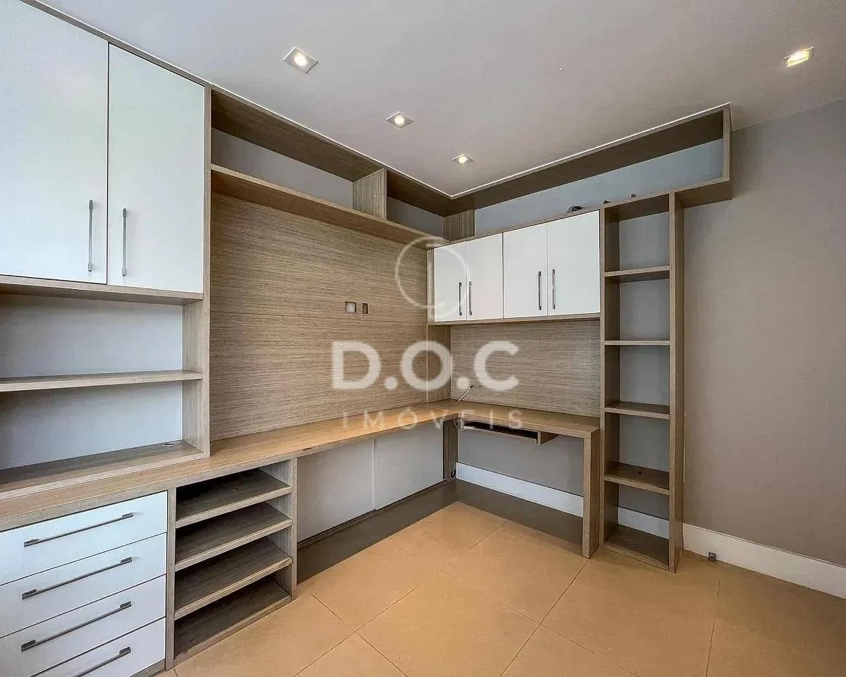 Floor-to-ceiling windows in a 5-bedroom house, 300 m² — photo 46
