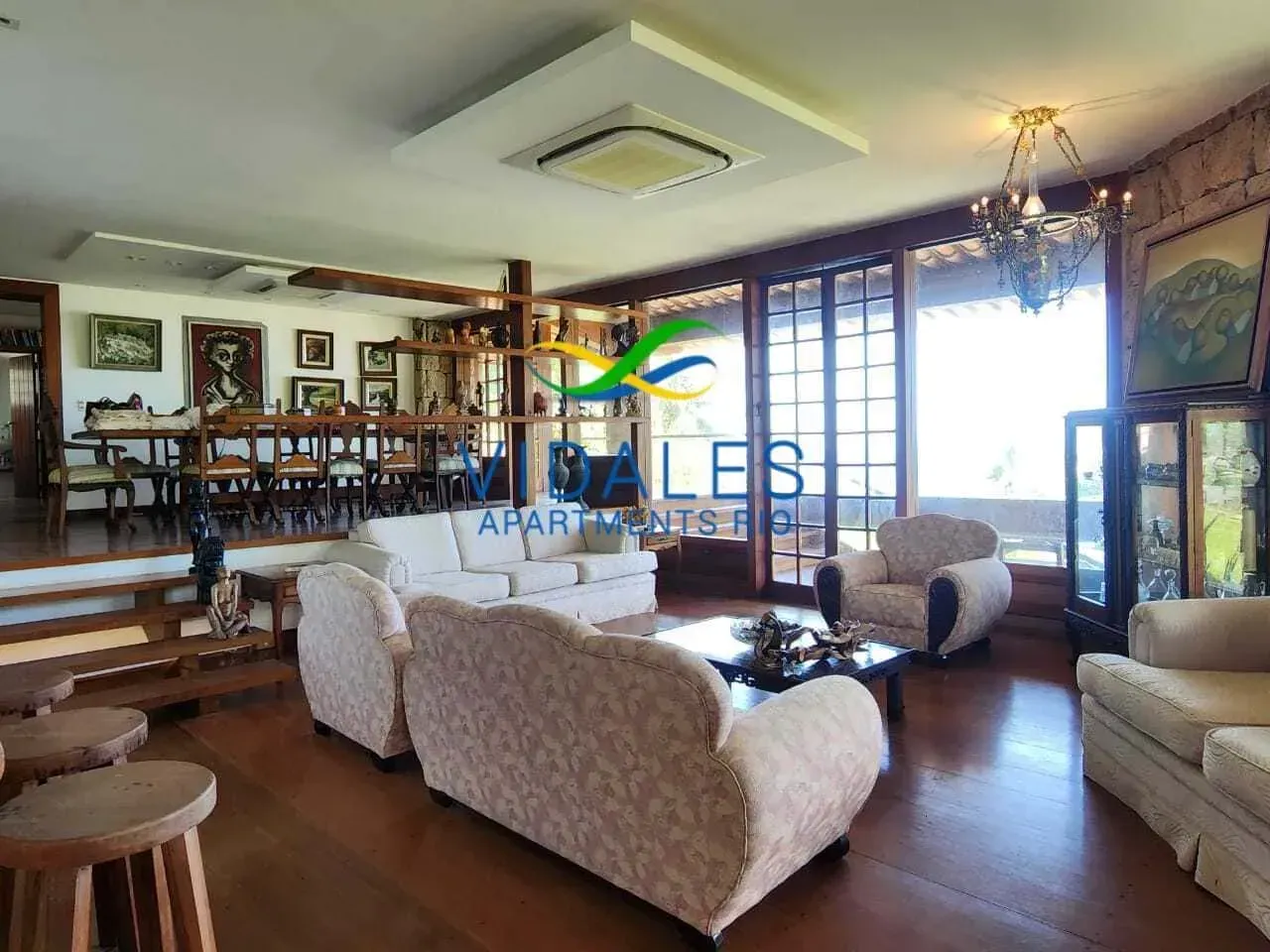 House with 4 bedrooms and 5 bathrooms plus outdoor areas — photo 16