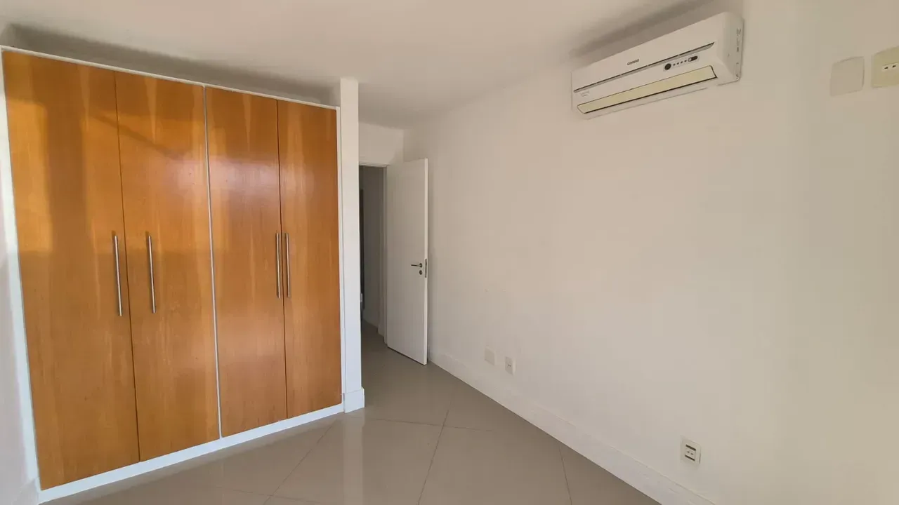 Apartment with an open-plan kitchen and 4 bedrooms — photo 20