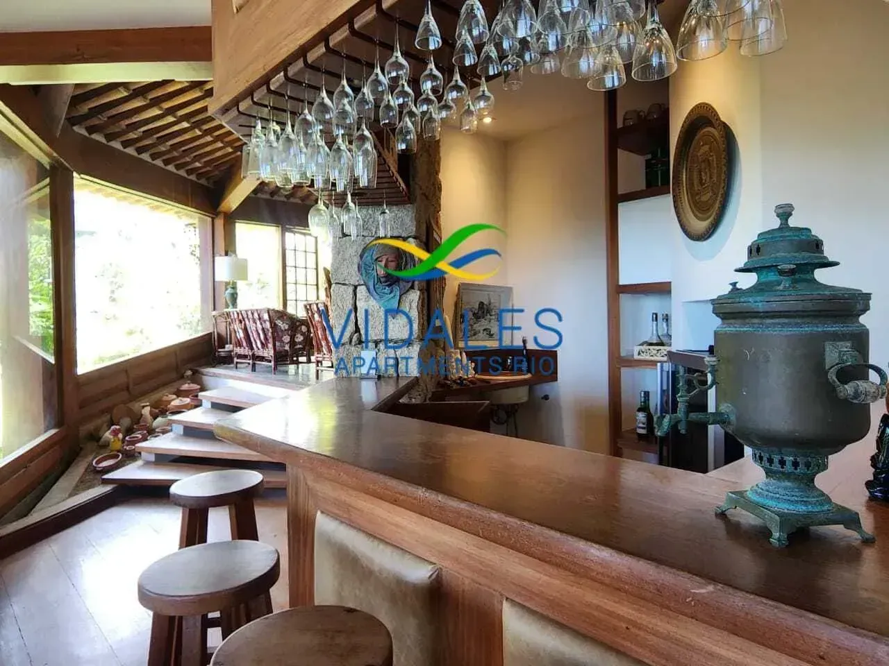 House with 4 bedrooms and 5 bathrooms plus outdoor areas — photo 17