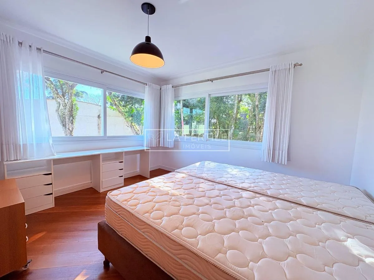 Будинок на 5 спалень із 2 ванними при кімнаті, 400 м² — photo 20