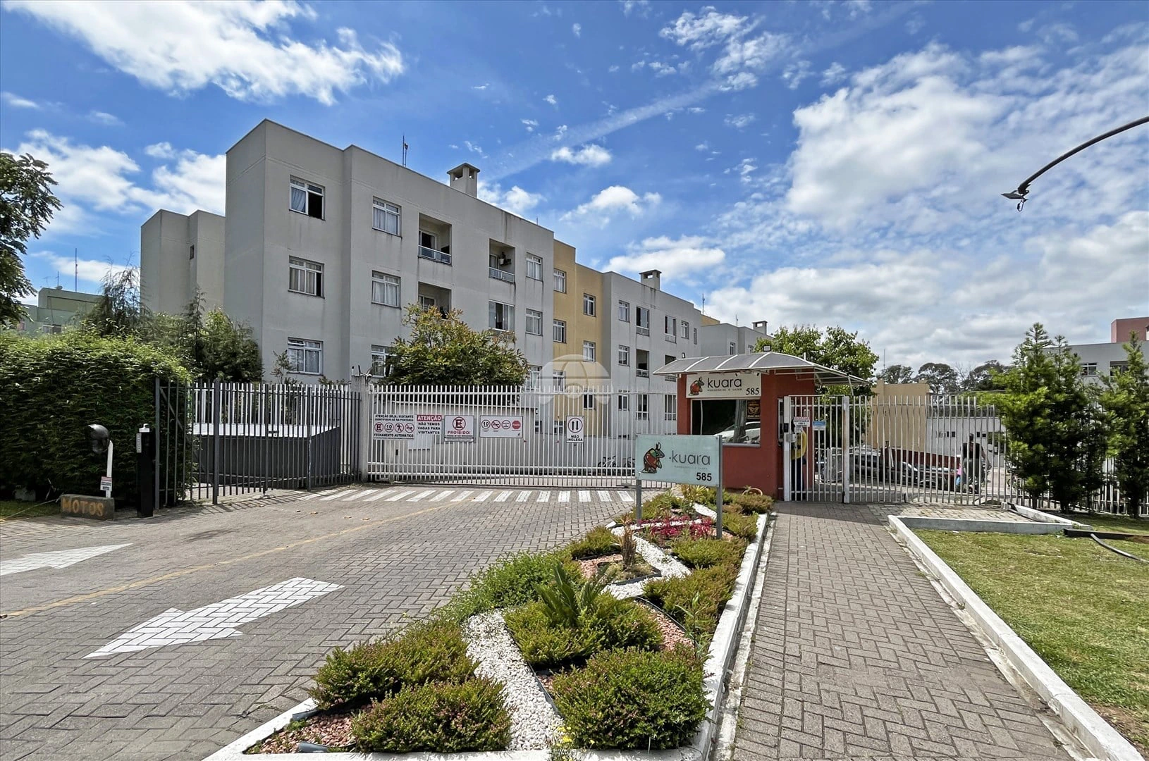 Balcony with a grill in a 2-bedroom apartment, 47 m² — photo 25