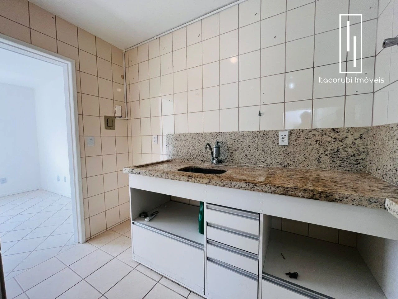 2-bedroom apartment with a mountain view — photo 10