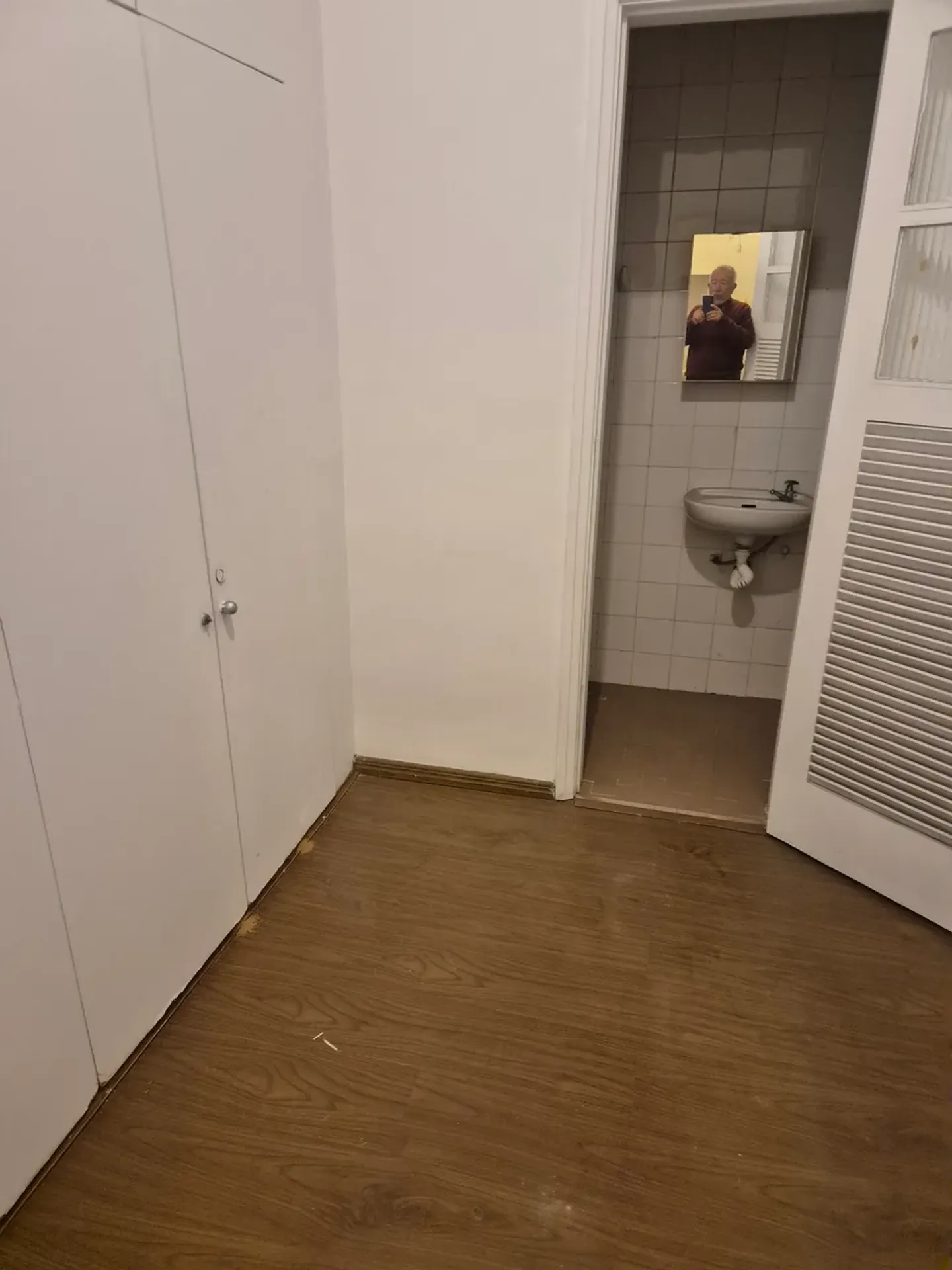 3-bedroom apartment with wood or laminate floors — photo 8
