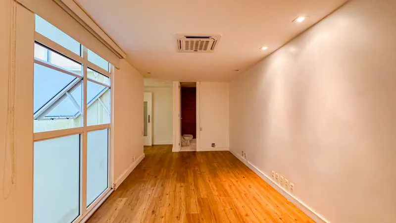Floor-to-ceiling windows in a 4-bedroom apartment, 266 m² — photo 27
