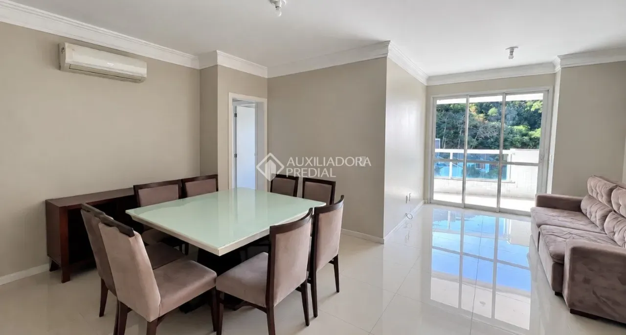 Balcony with a grill in a 4-bedroom apartment, 125 m² — photo 14