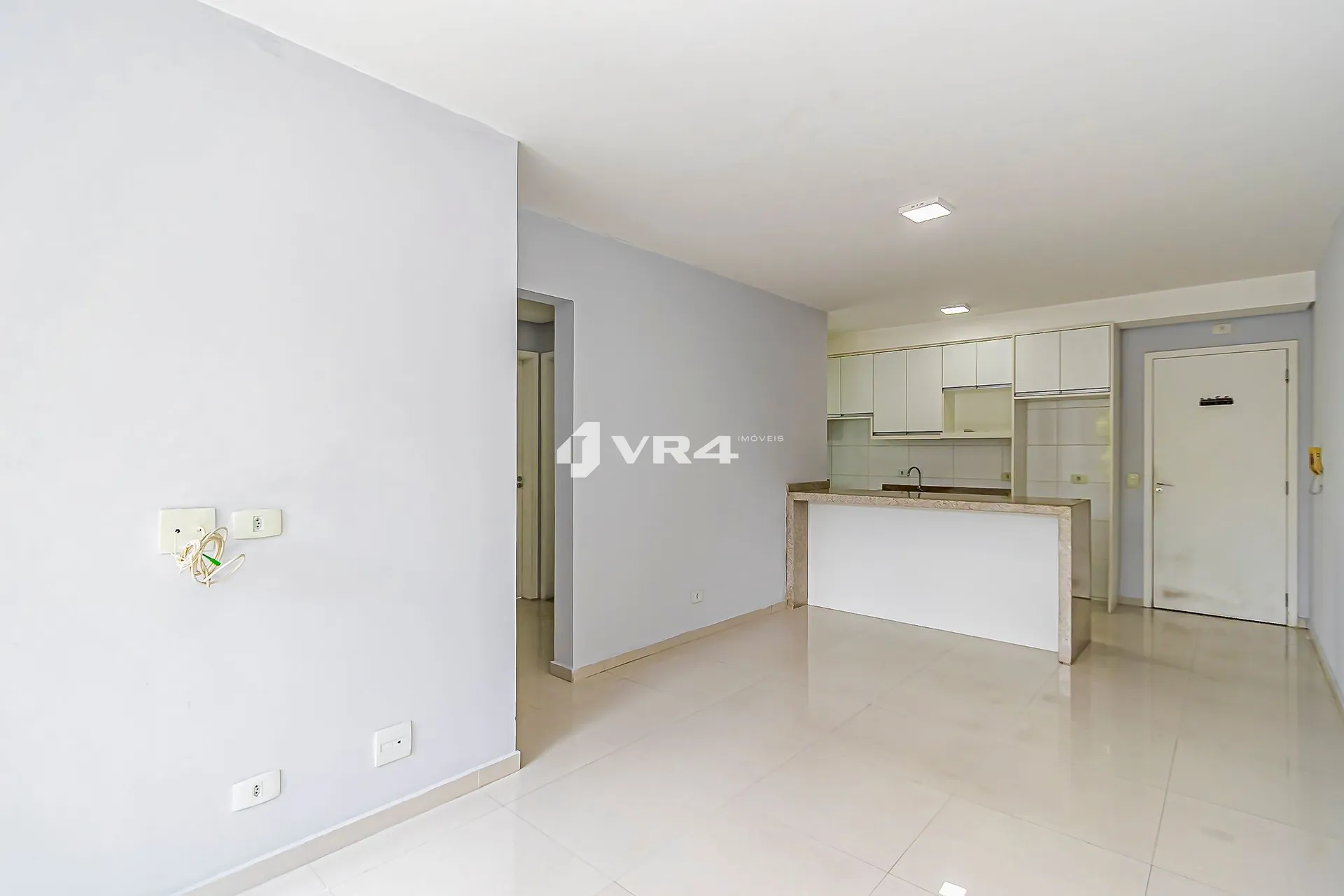 Balcony with a grill in a 2-bedroom apartment, 70 m² — photo 8