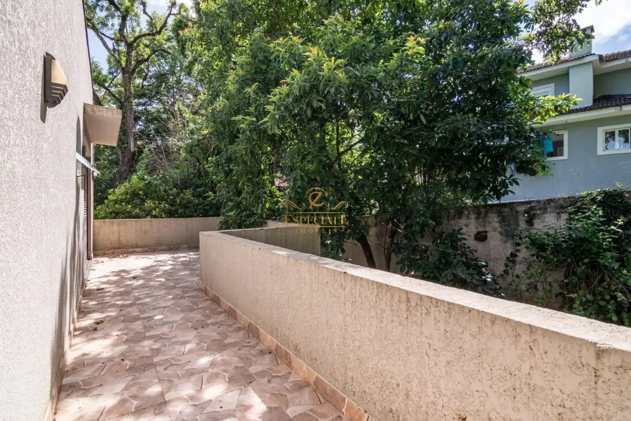 Furnished contemporary house with 3 bedrooms and 540 m² — photo 28
