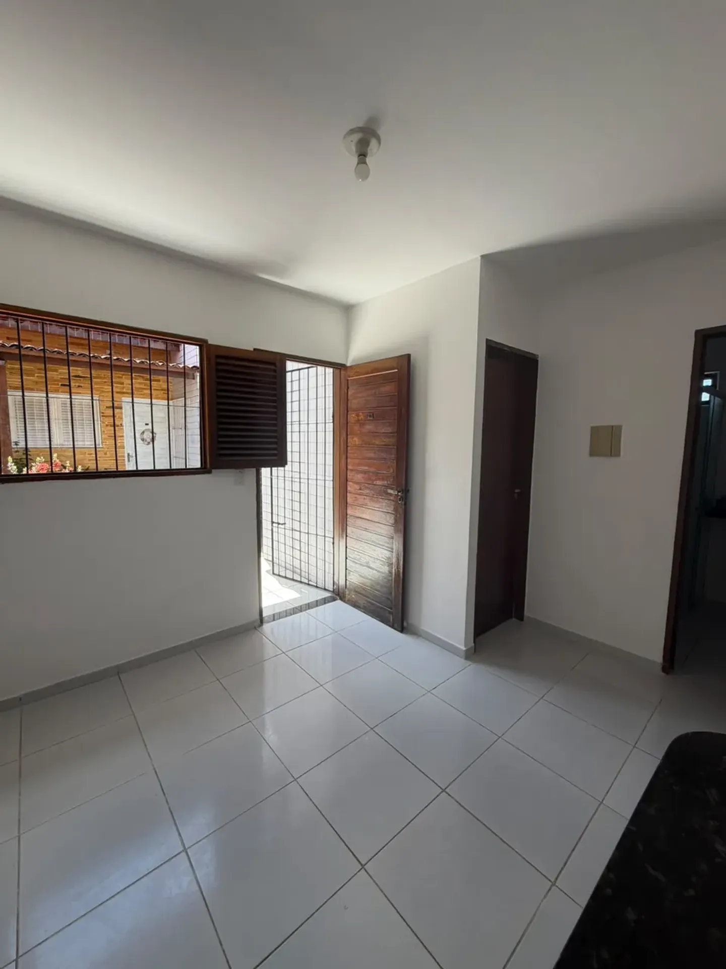 Rental house with 2 bedrooms and a glass shower enclosure — photo 9