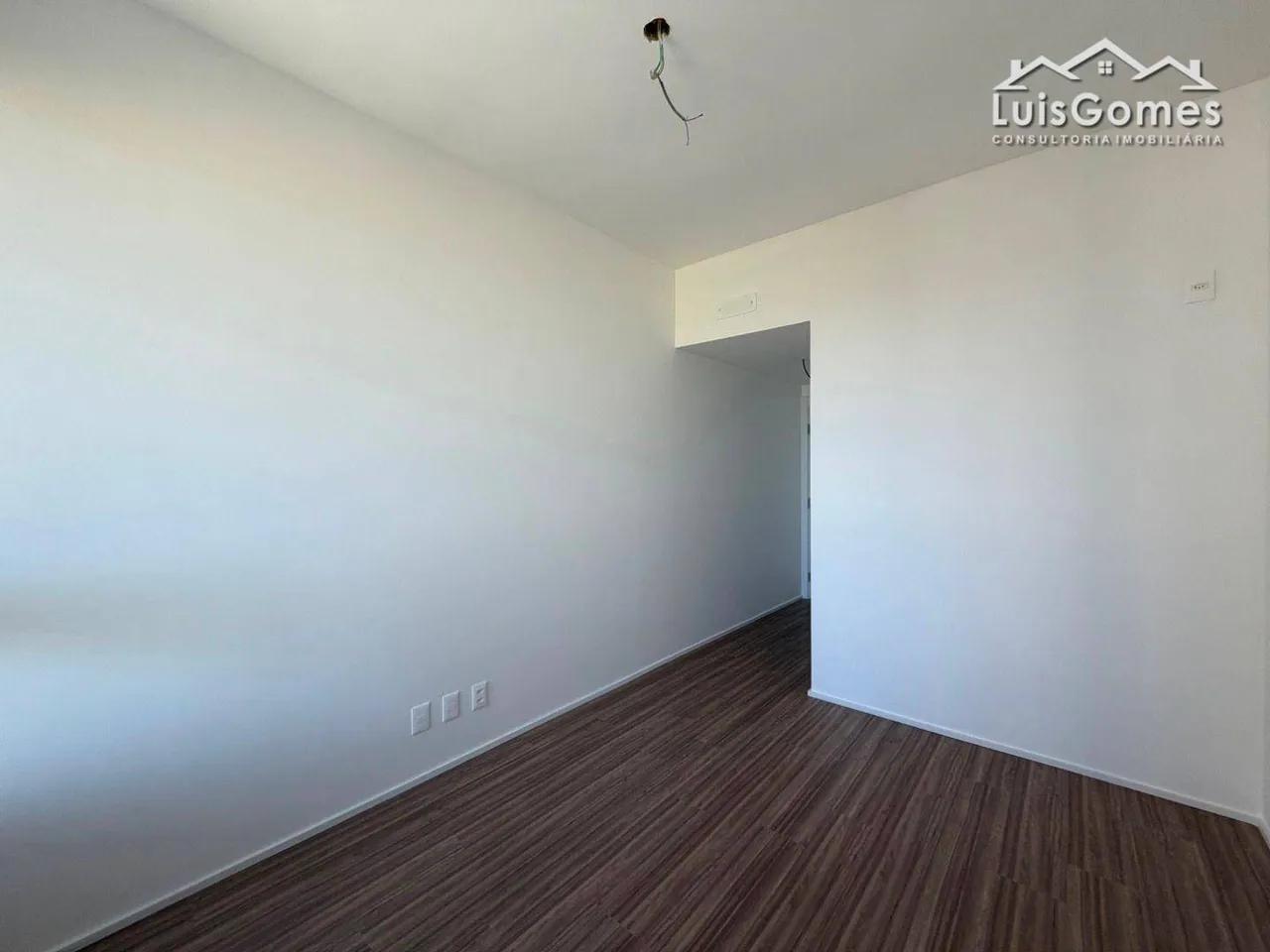 Apartment with 4 suites and a balcony view — photo 11