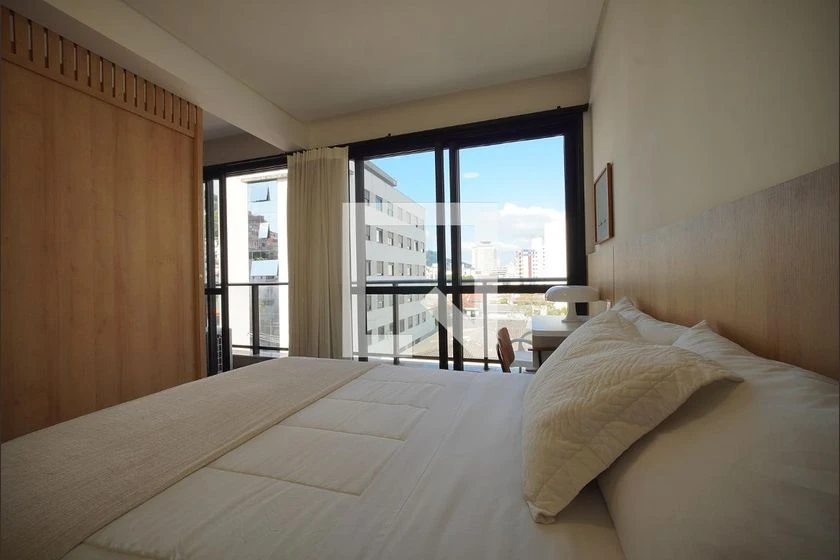 Furnished 1-bedroom apartment with open-plan kitchen — photo 11