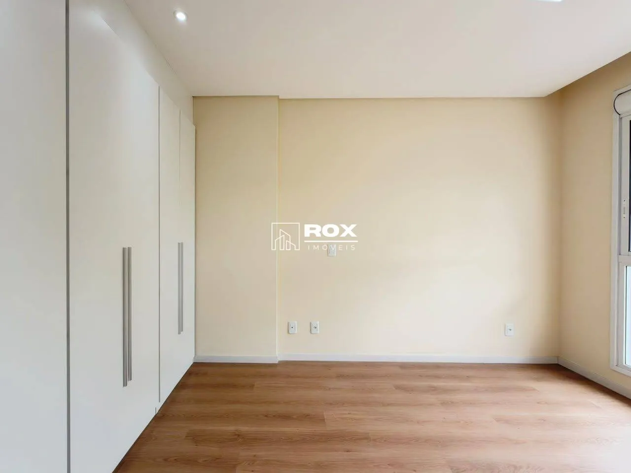 Glass-enclosed balcony in a 3-bedroom apartment, 105 m² — photo 41