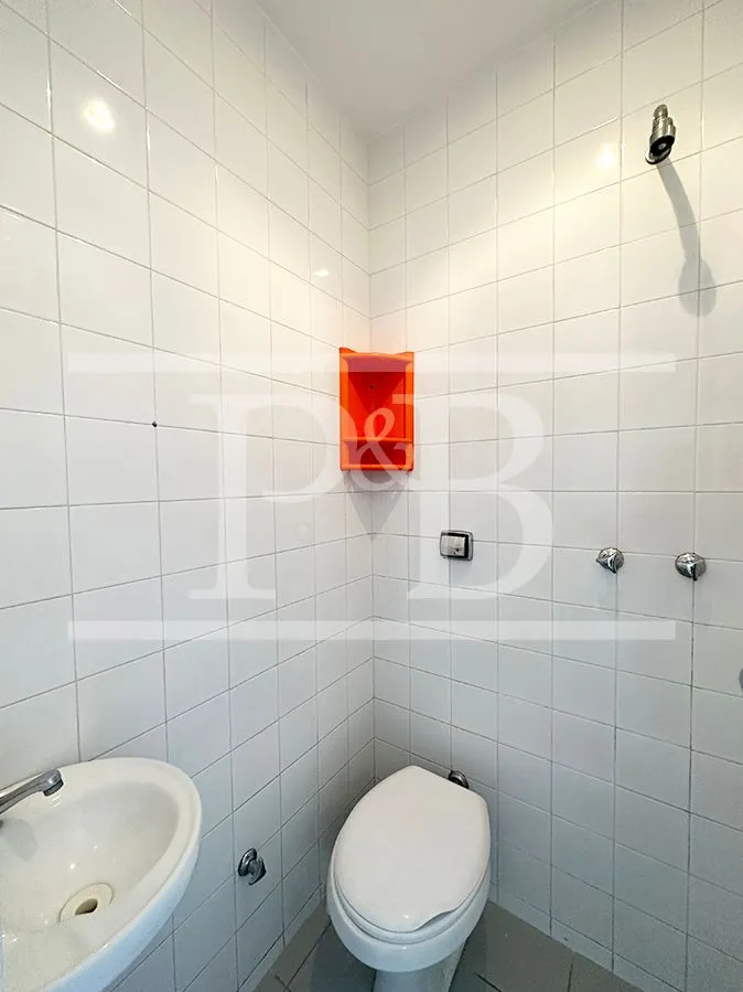 135 m² apartment with a home office and a bathtub — photo 24