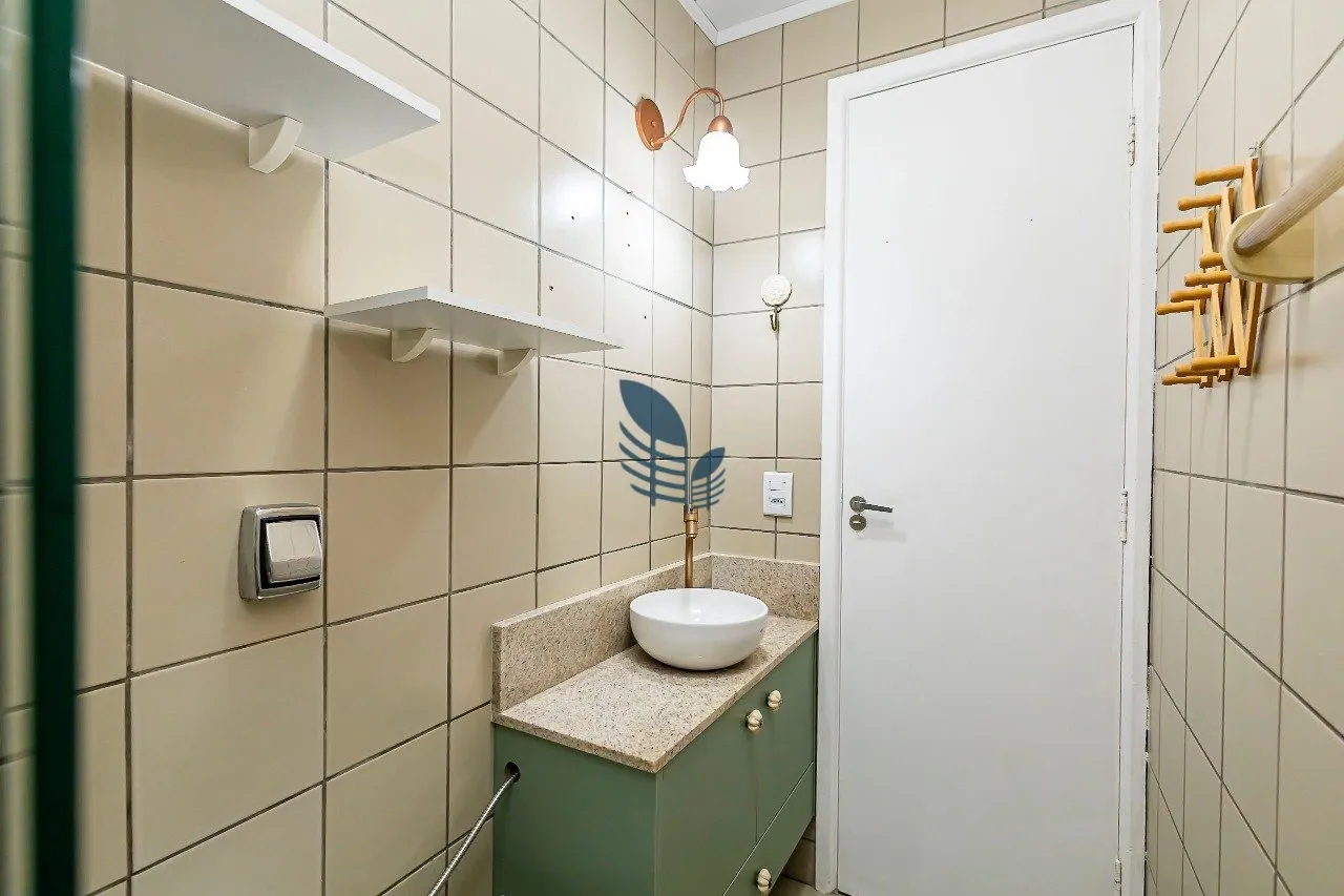 1-bedroom apartment with en-suite bathroom and separate kitchen — photo 18