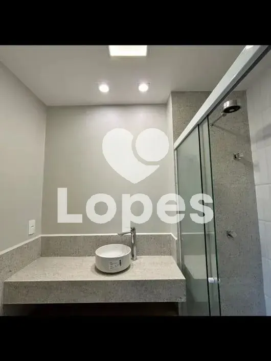 2-bedroom apartment with 1 suite and separate kitchen — photo 12