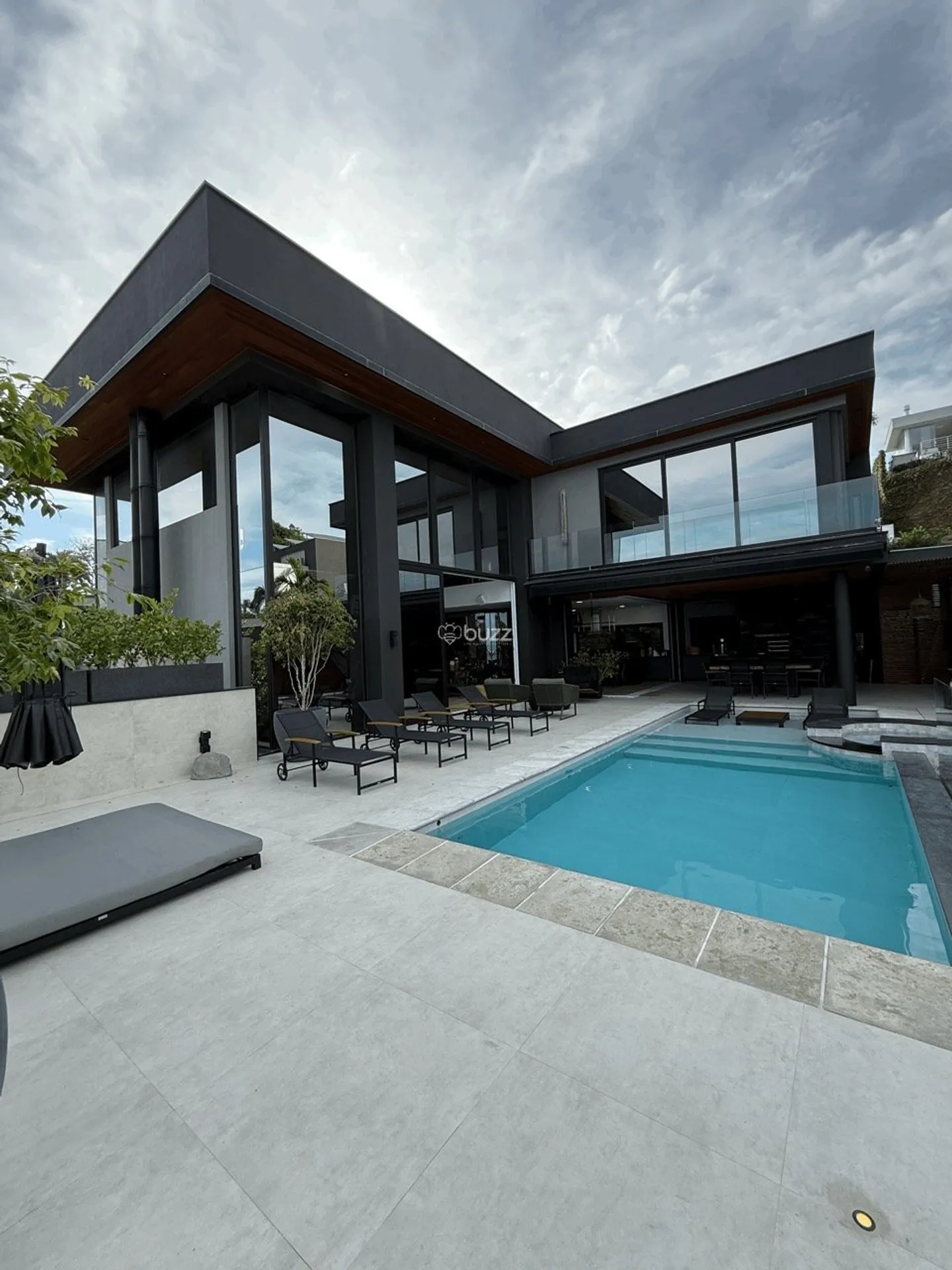 Furnished house, 561 m², with a water view — photo 3