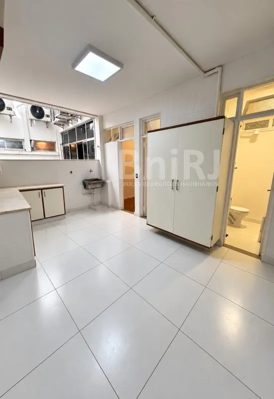 Home office in a 4-bedroom apartment, 280 m² — photo 31