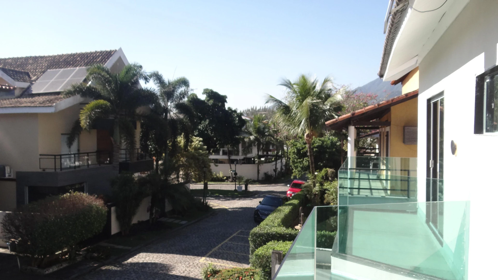 Casa de 384 m² com janelas do piso ao teto e varanda gourmet — photo 117