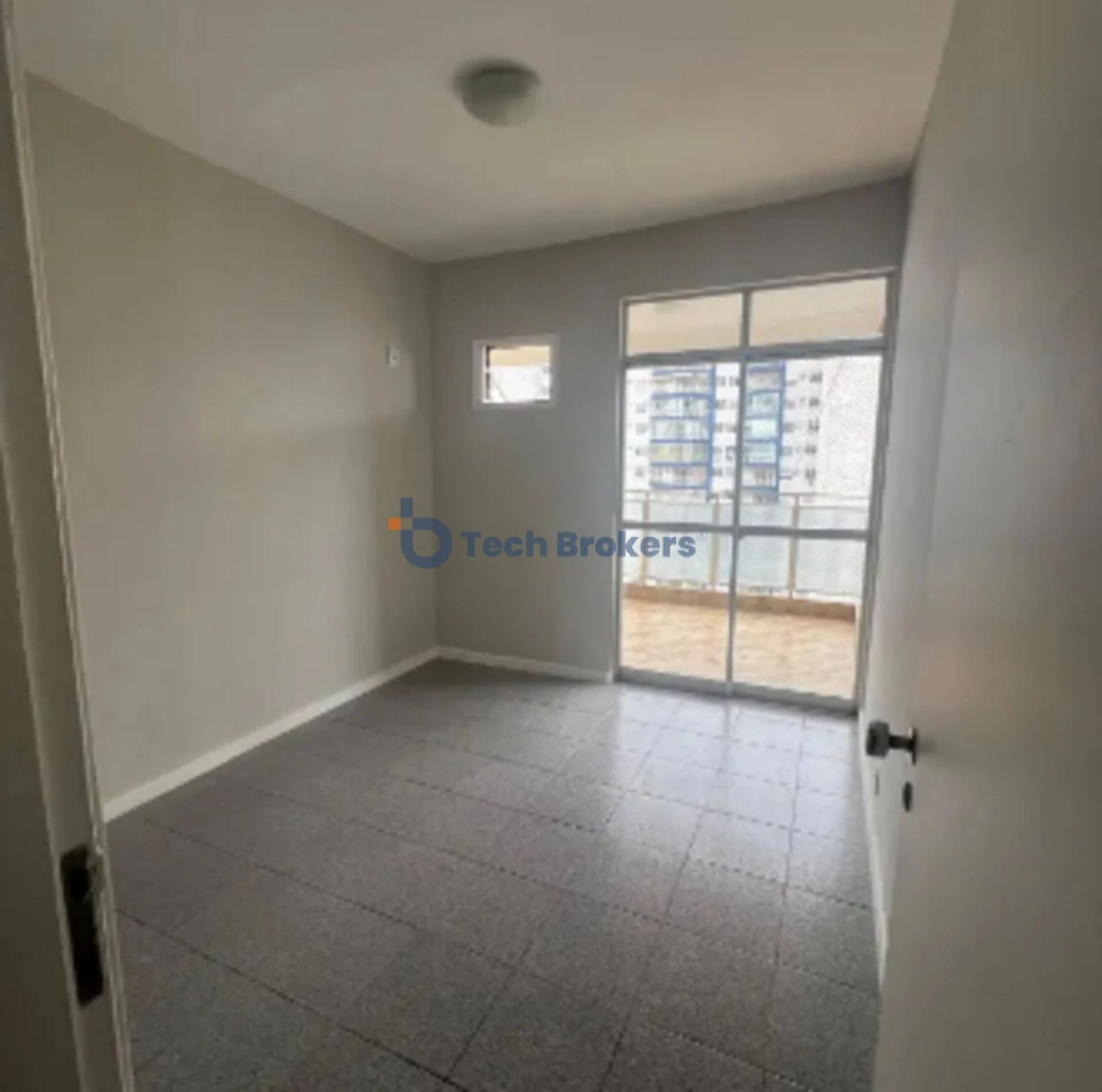 Walk-in closet in a 2-bedroom apartment, 85 m² — photo 7