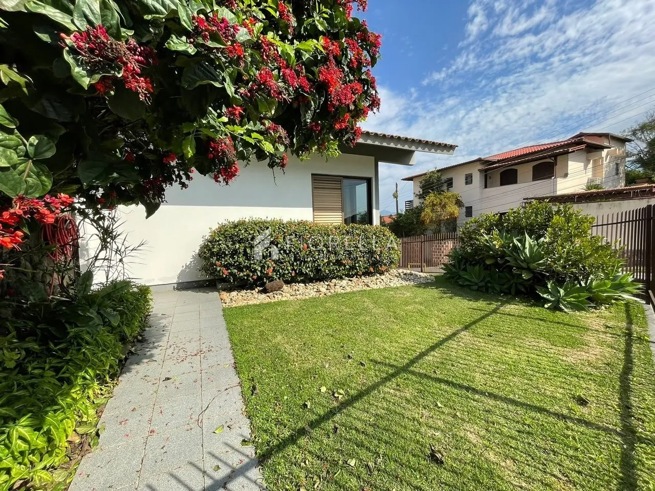 Furnished house, 376 m², with a water view — photo 27