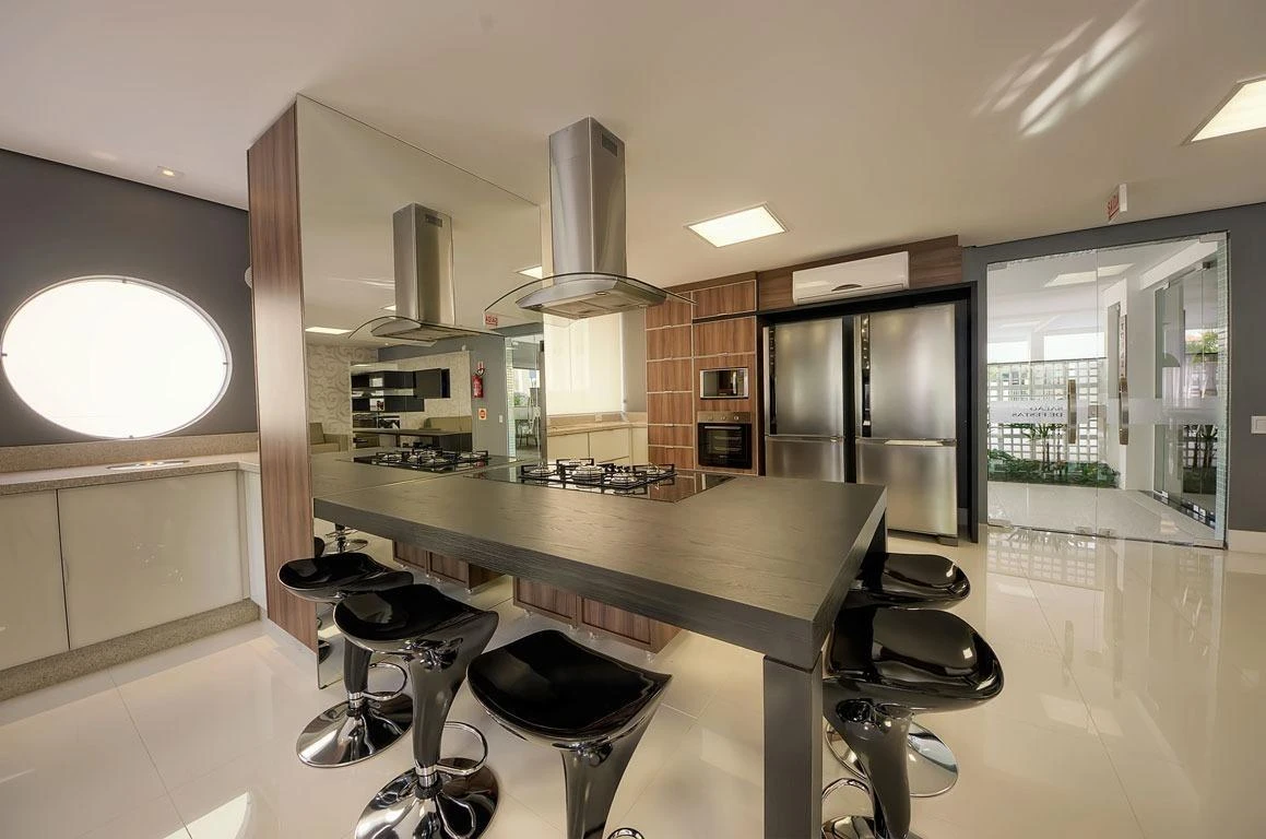 Balcony with a grill in a 3-bedroom apartment, 93 m²