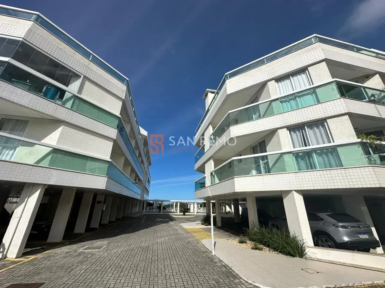 Furnished top-floor unit with 2 bedrooms and glass balcony — photo 19